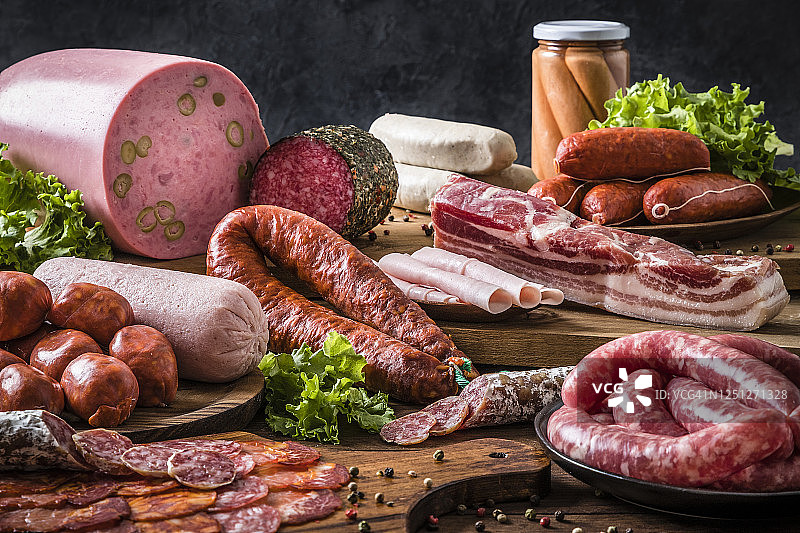 乡村木桌上的各种生香肠图片素材