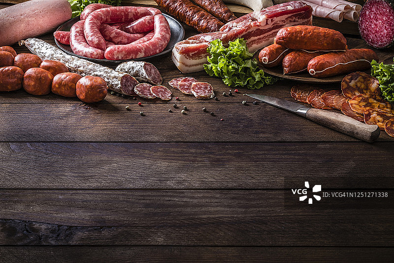 乡村木桌上的多种生香肠图片素材