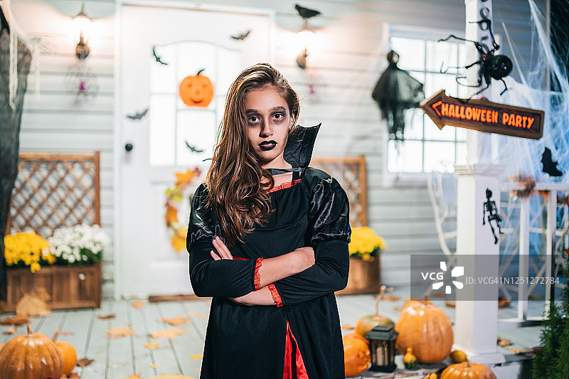 万圣节不给糖就捣蛋，装扮成吸血鬼的女孩玩得很开心图片素材