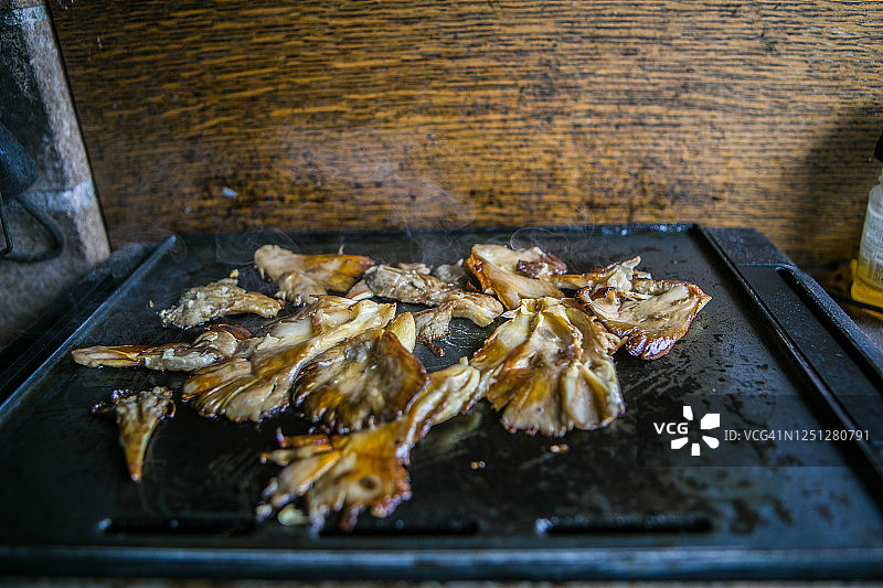 烧烤的棕色蘑菇图片素材