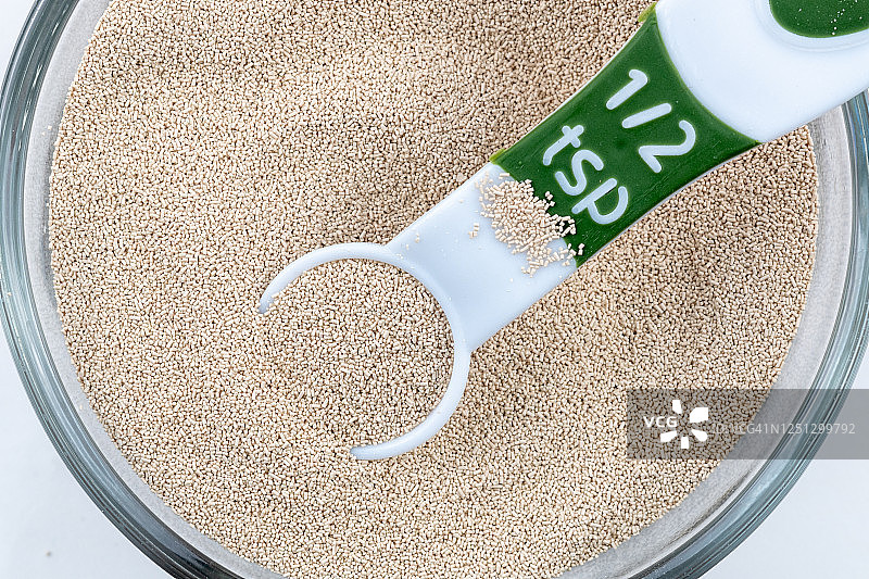 带量勺的酵母食品配料图片素材