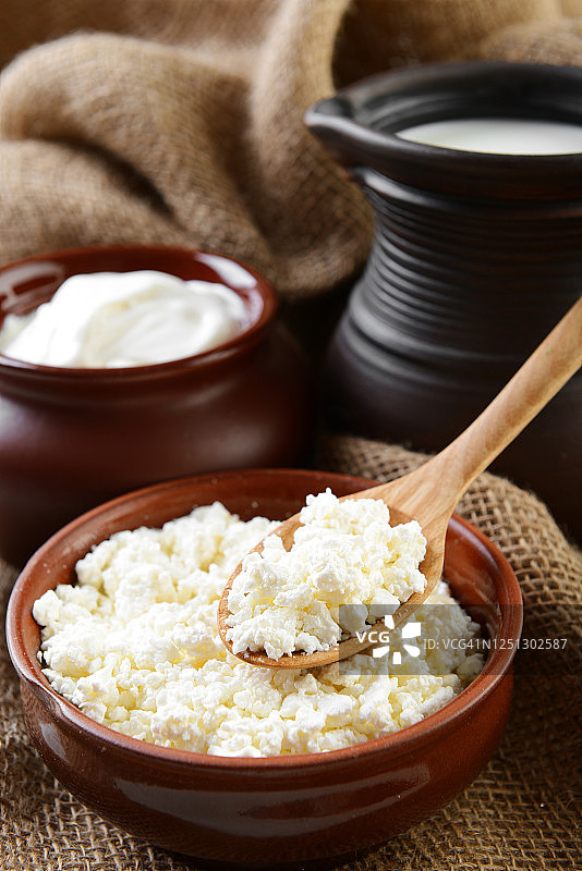 陶瓷餐具中的各种乳制品图片素材