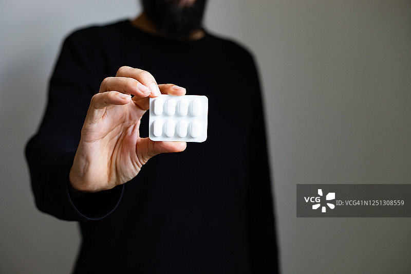男人手持药丸泡罩包装图片素材