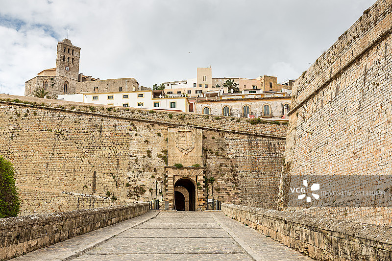 通往伊维萨岛防御墙的街道图片素材