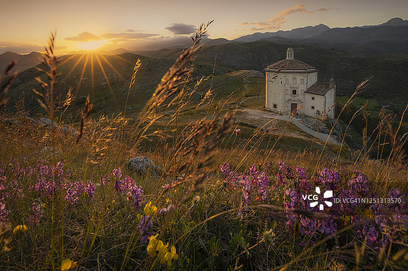 卡拉肖圣母怜悯教堂日落图片素材