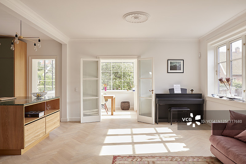 客厅沙发旁的钢琴图片素材