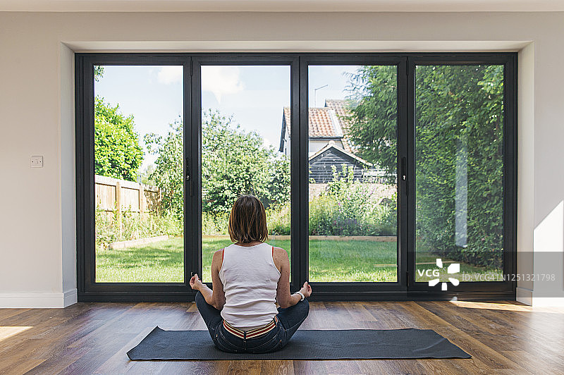 在客厅冥想的女人图片素材