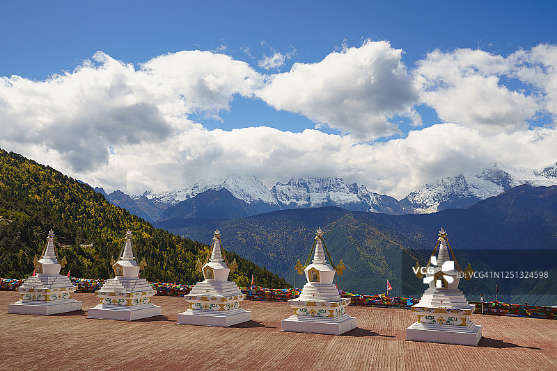 中国云南省迪庆藏族聚居区德钦县的梅里雪山和佛塔图片素材