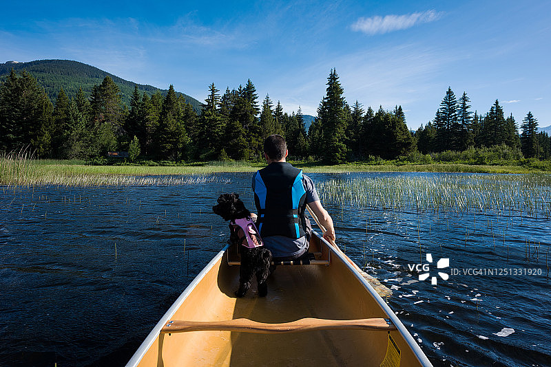 与爱犬一同划皮划艇图片素材