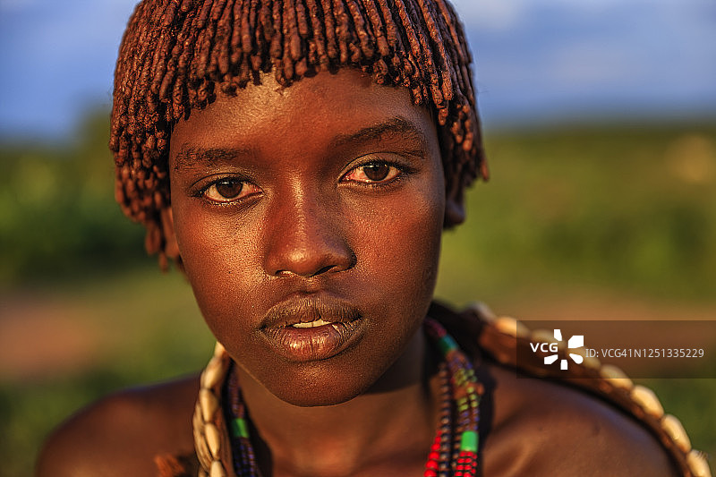 来自非洲埃塞俄比亚奥莫山谷哈默部落的年轻女子图片素材