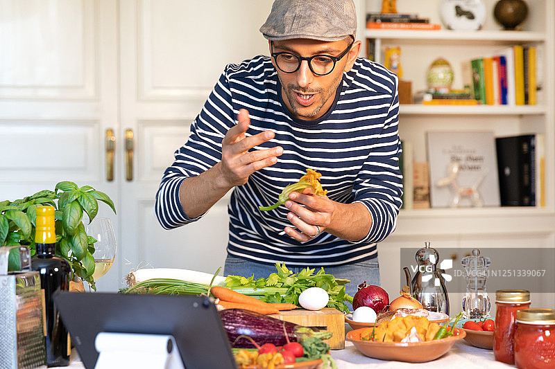 快乐男子在线教授烹饪课程图片素材
