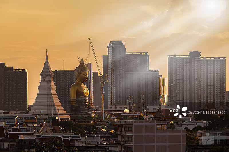 泰国北榄寺金色天空下的美丽大佛图片素材