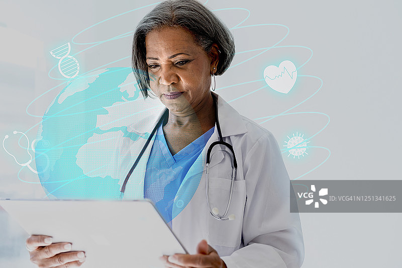 医生正在阅读电子病历图片素材