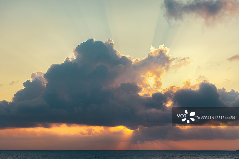 冲绳海边的壮丽日落图片素材