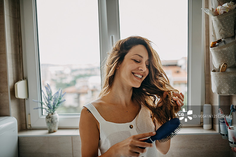 梳头的年轻女子图片素材