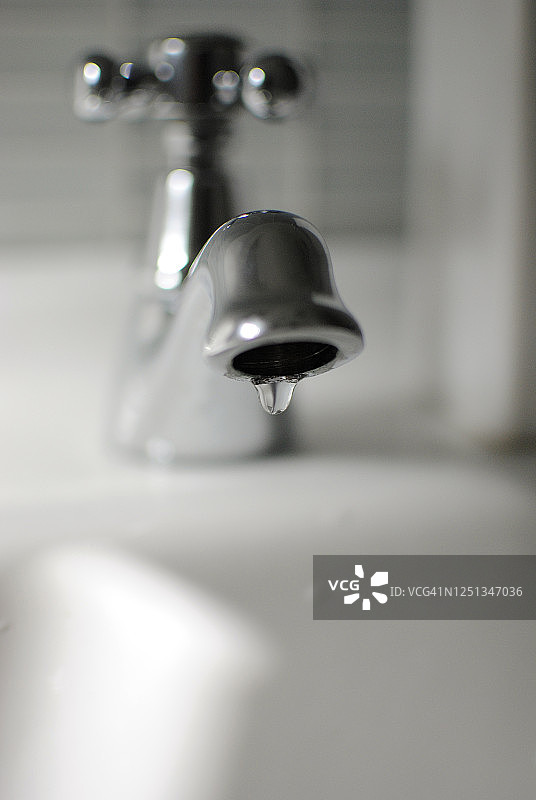 滴水的水龙头图片素材