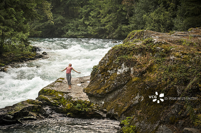 年轻女子在森林中练习瑜伽和冥想图片素材