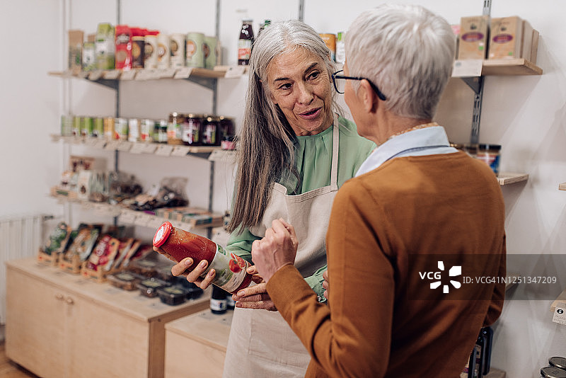 中年女商人向顾客推销产品图片素材