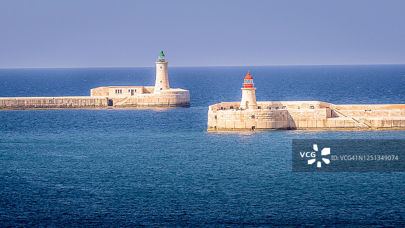 瓦莱塔大港的防波堤塔楼、圣埃尔莫灯塔和里卡索利灯塔，马耳他图片素材