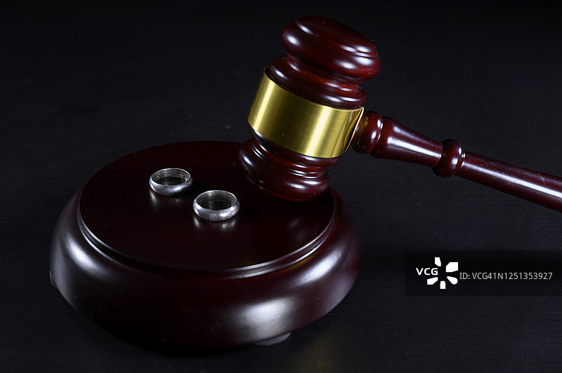 两枚结婚戒指和法官木槌图片素材