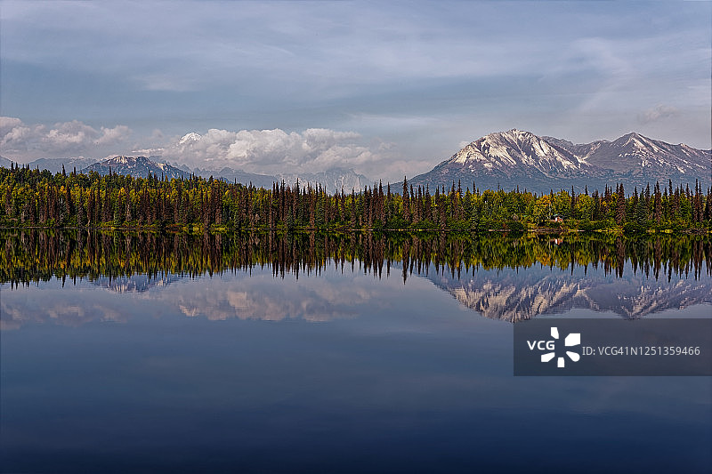 我走了很多公里，环顾四周图片素材