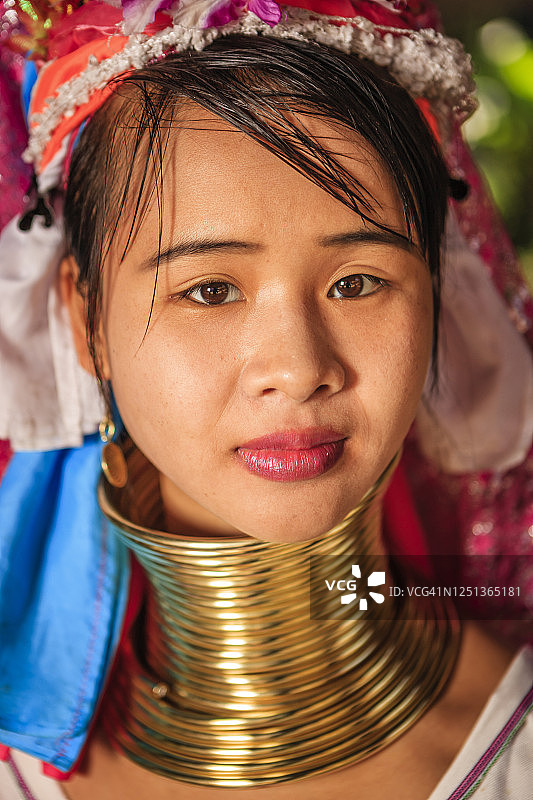 长颈喀伦族妇女肖像图片素材