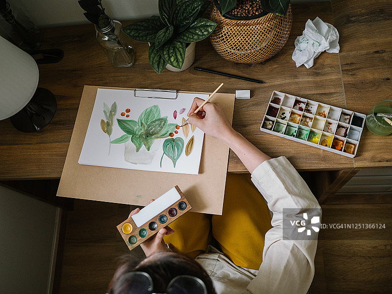 快乐的亚洲妇女在家绘画图片素材