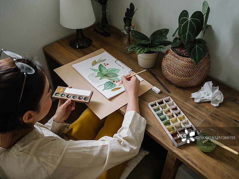 亚洲艺术家在公寓里画画图片素材