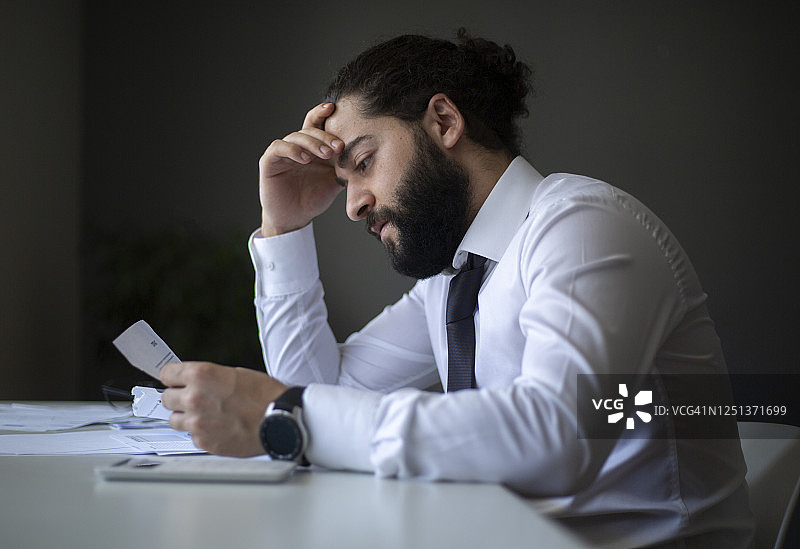 阅读信中的坏消息图片素材