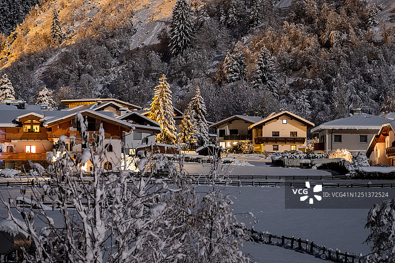 冬季夜景：奥地利蒂罗尔州新施蒂夫特镇图片素材