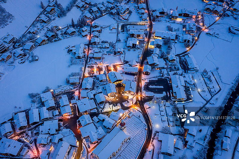 奥地利新施蒂夫特镇的冬季早晨城市景观：小镇中心和教堂的航拍，房屋和交通灯的晨曦，蒂罗尔州施图拜山谷图片素材