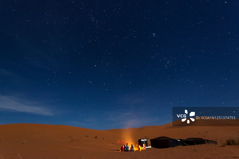 营地中的贝都因之夜，伴随着音乐和舞蹈，摩洛哥 Erg Chebbi 沙丘图片素材