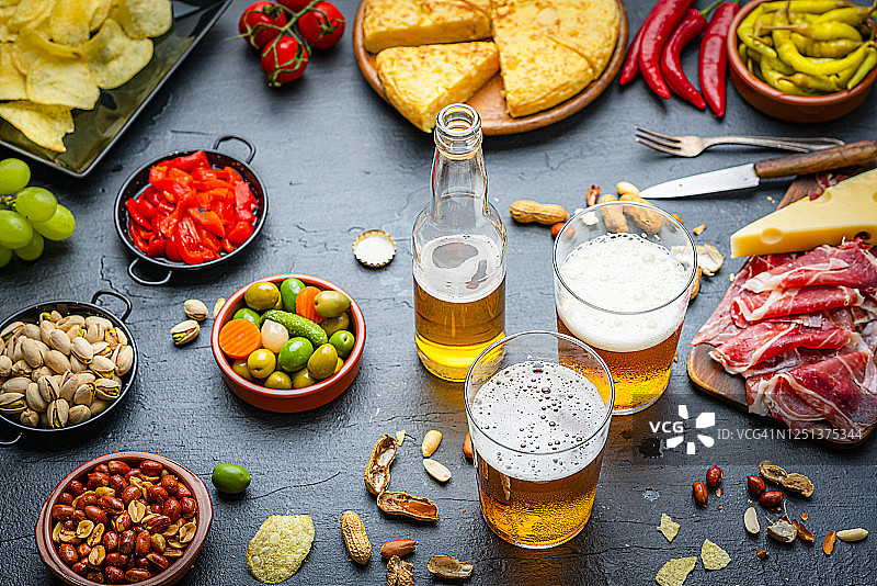 酒吧柜台上的啤酒和餐前小吃图片素材