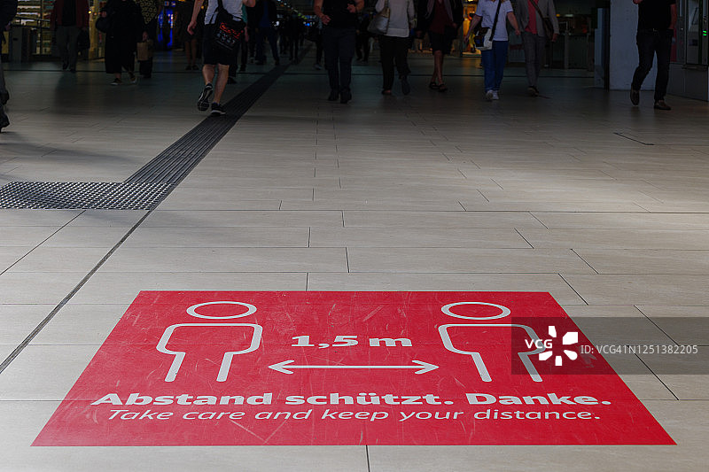 车站地板上的警告标志图片素材