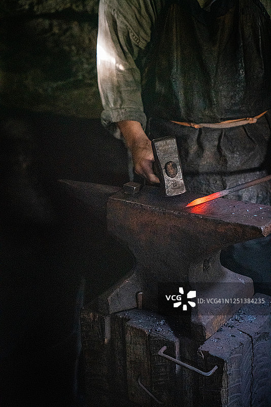 在挪威Bøstad工作的铁匠大师图片素材