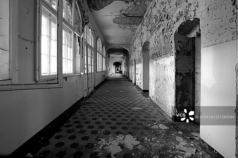 废弃建筑内腐烂的旧走廊图片素材