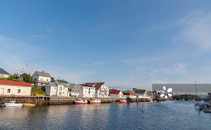 挪威亨宁斯韦尔，繁忙的码头美景图片素材
