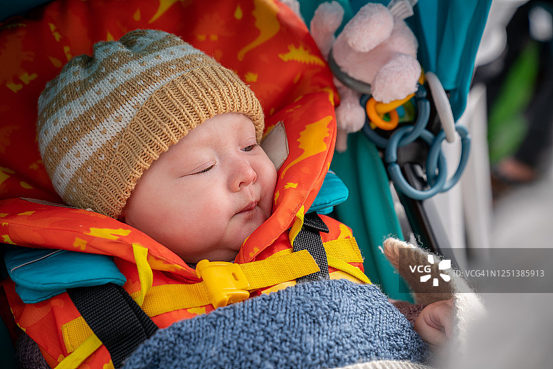 近距离观察挪威斯沃尔韦的婴儿车里的宝宝图片素材