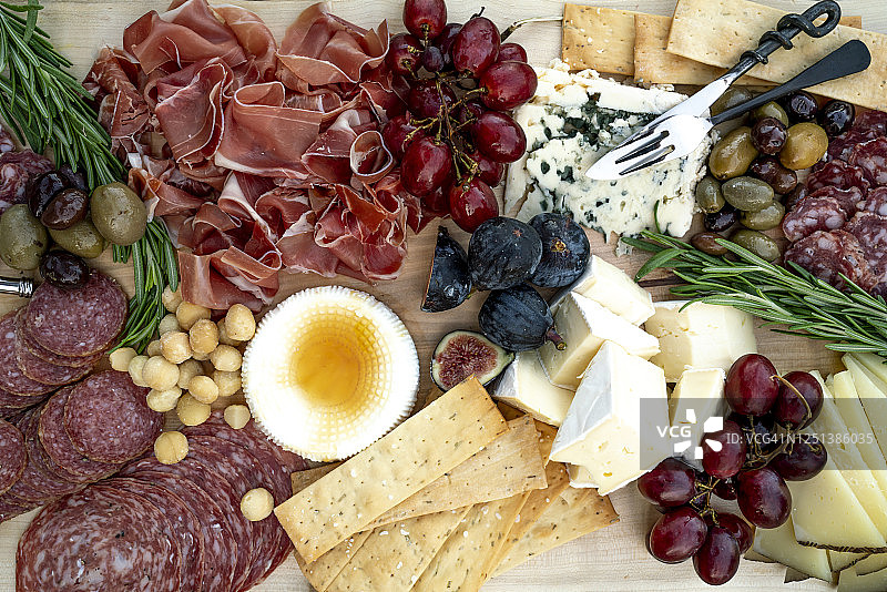 搭配水果和坚果的奶酪肉拼盘图片素材