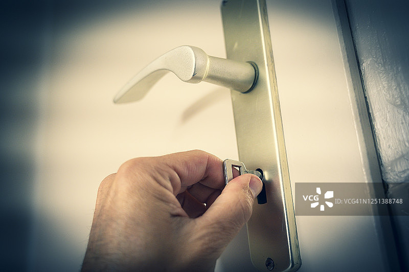 男人在家关门/开门图片素材
