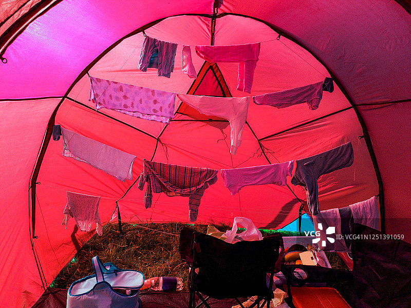 挪威Bøstad帐篷内的悬挂衣服图片素材