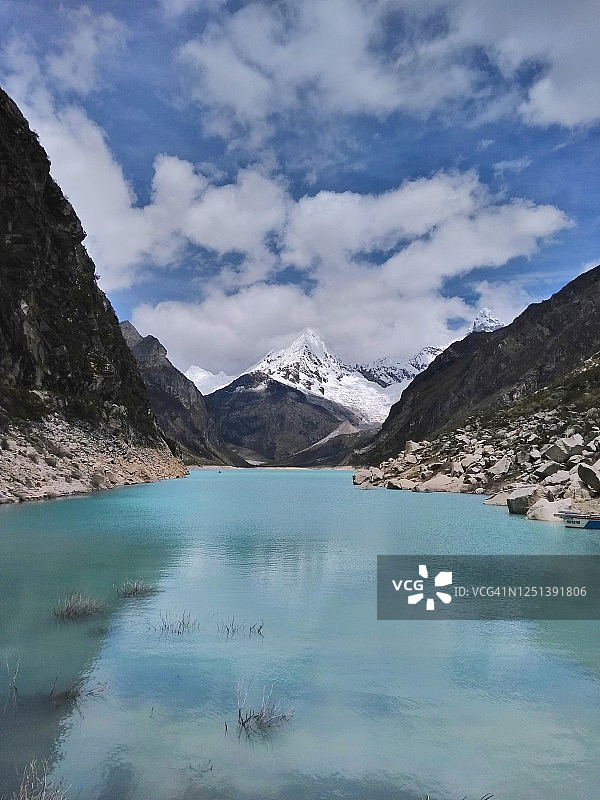 秘鲁蓝色湖泊帕隆湖图片素材