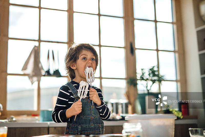 品尝奶油的可爱小孩子图片素材