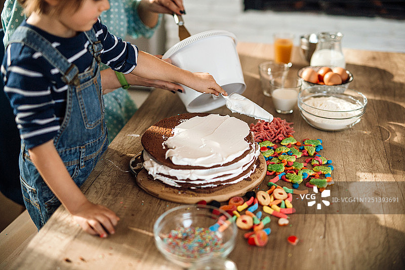 获胜团队制作生日蛋糕图片素材