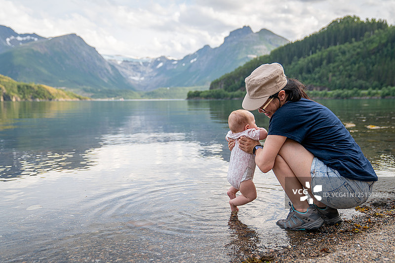 妈妈和宝宝在挪威哈尔萨享受湖景图片素材