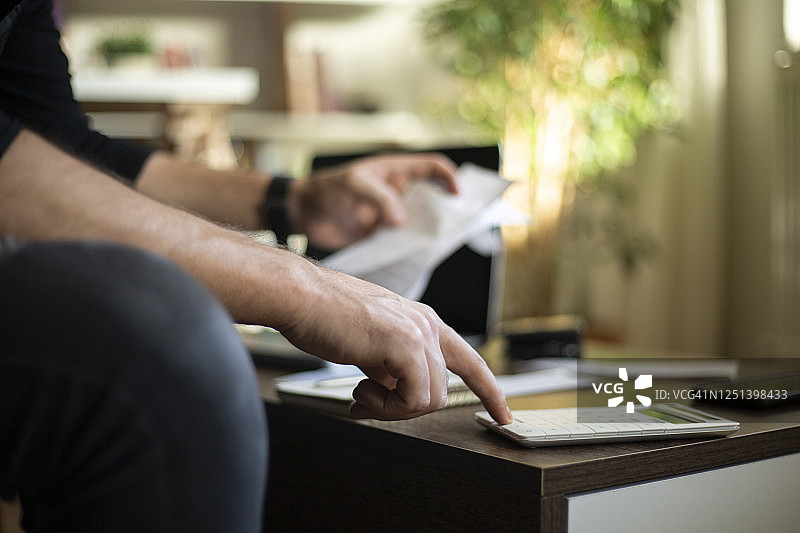 压力大的商人计算账单，担心破产的财务问题图片素材
