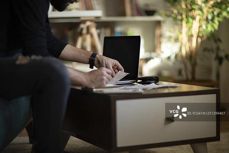 压力大的商人计算账单，担心破产的财务问题图片素材