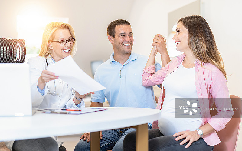 幸福的年轻夫妇期待新家庭成员图片素材