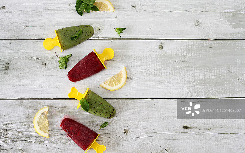 猕猴桃草莓汁自制冰淇淋图片素材