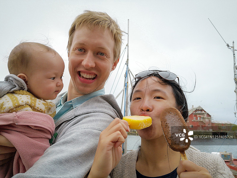 在挪威吕斯特码头自拍的幸福家庭图片素材